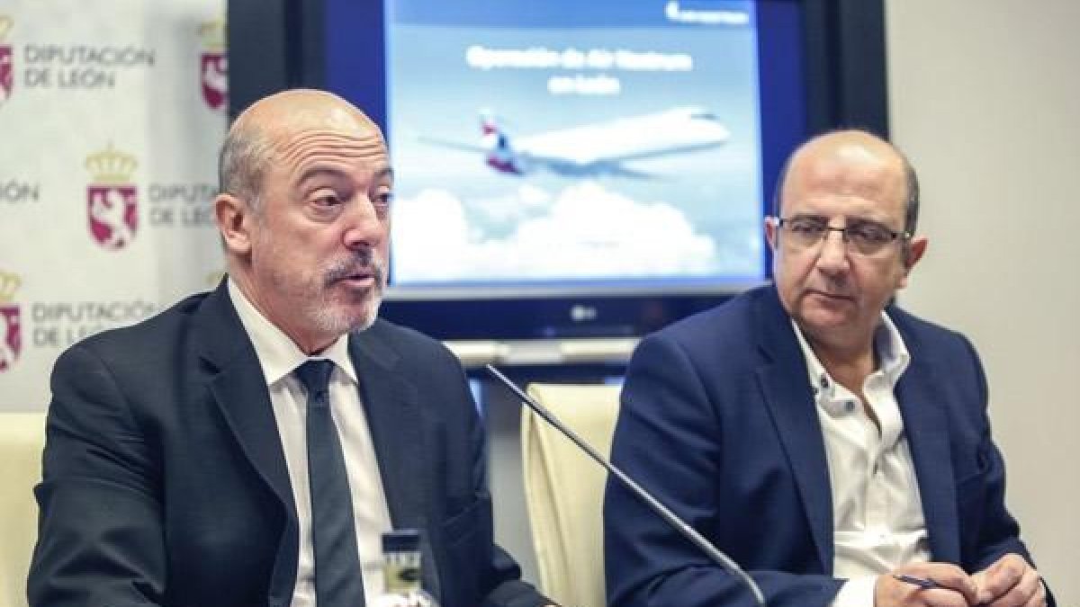 El presidente del Consorcio del Aeropuerto de León, Francisco Castañón, y el director Comercial de Air Nostrum, Juan Corral, presentan el balance del aeródromo leonés de 2018 Air Nostrum no descarta ampliar su oferta de trayectos regulares o imp