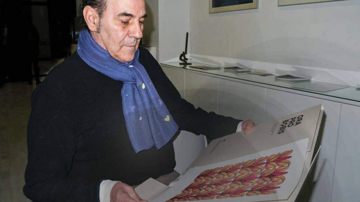 Miguel Escanciano con la carpeta ‘Ora Pro Bobis’ que se presenta hoy. CUEVAS