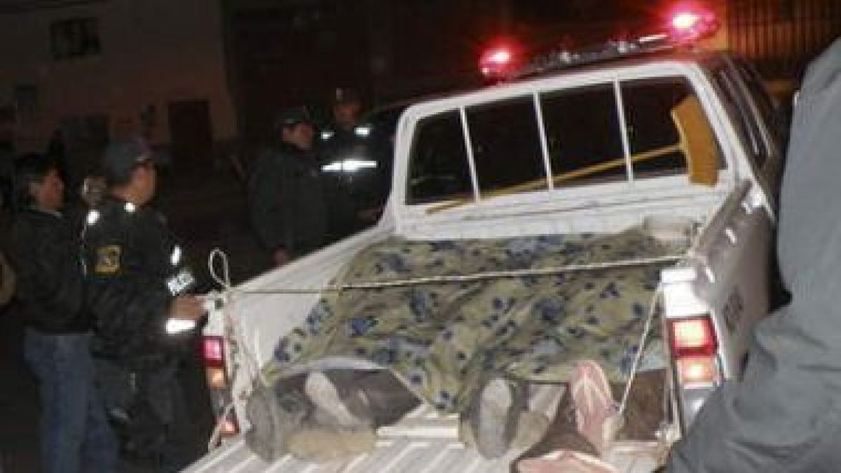 Los cuerpos de los cuatro ciudadanos españoles son trasladados a la morgue de Cuzco.