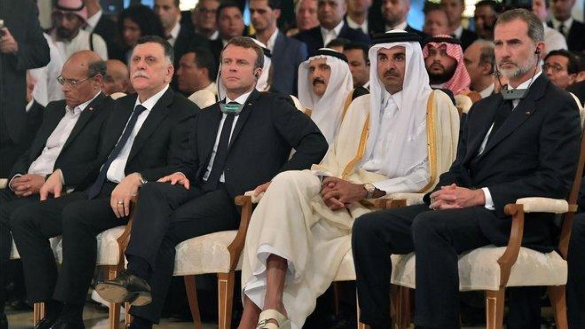 El rey Felipe y Emmanuel Macron, junto al emir de Qatar y el primer ministro del gobierno sostenido por la ONU en Libia, este sábado, en el funeral de Estado en Túnez.