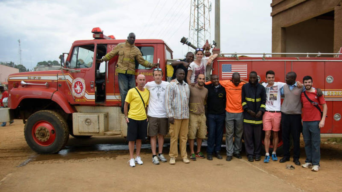 La ‘delegación’ leonesa en el parque de bomberos de Eldoret.