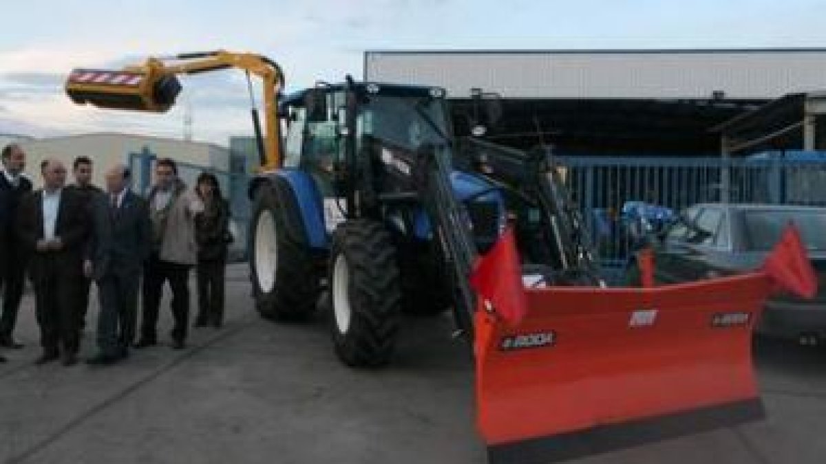 Los alcaldes, ayer con el tractor que servirá para quitar la nieve, desbrozar y excavar, entre otras