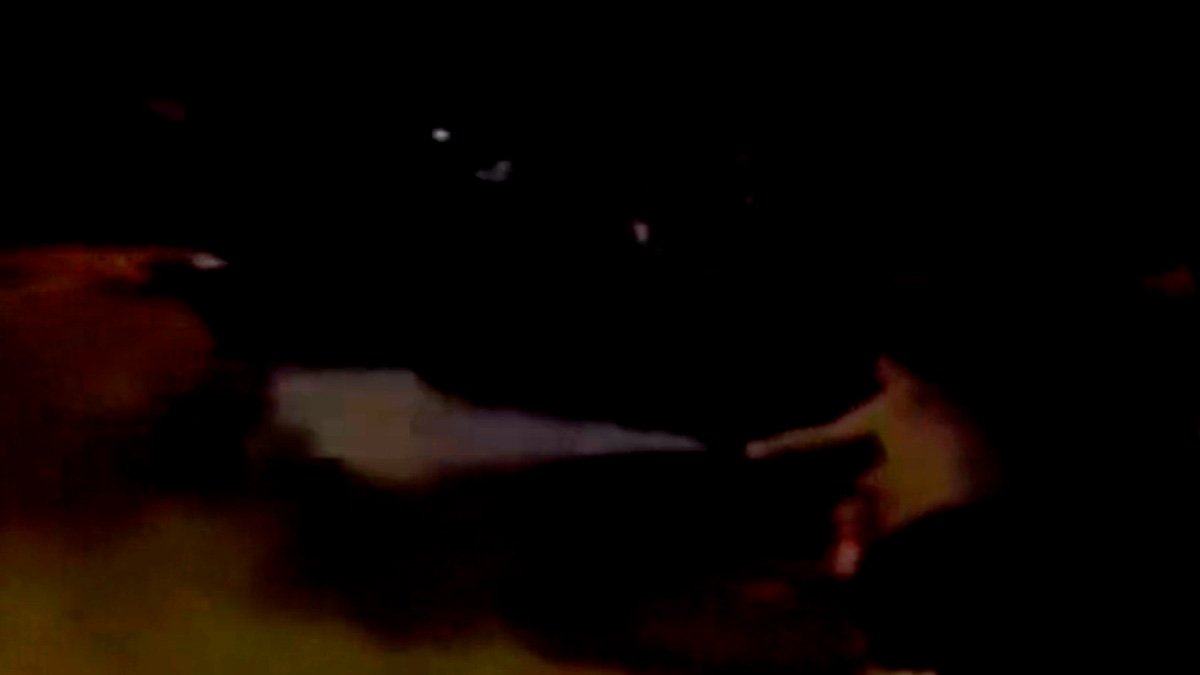 Imagen tomada del vídeo colgado en redes donde se ve a uno de los agresores rociando con espuma antiincendios. DL