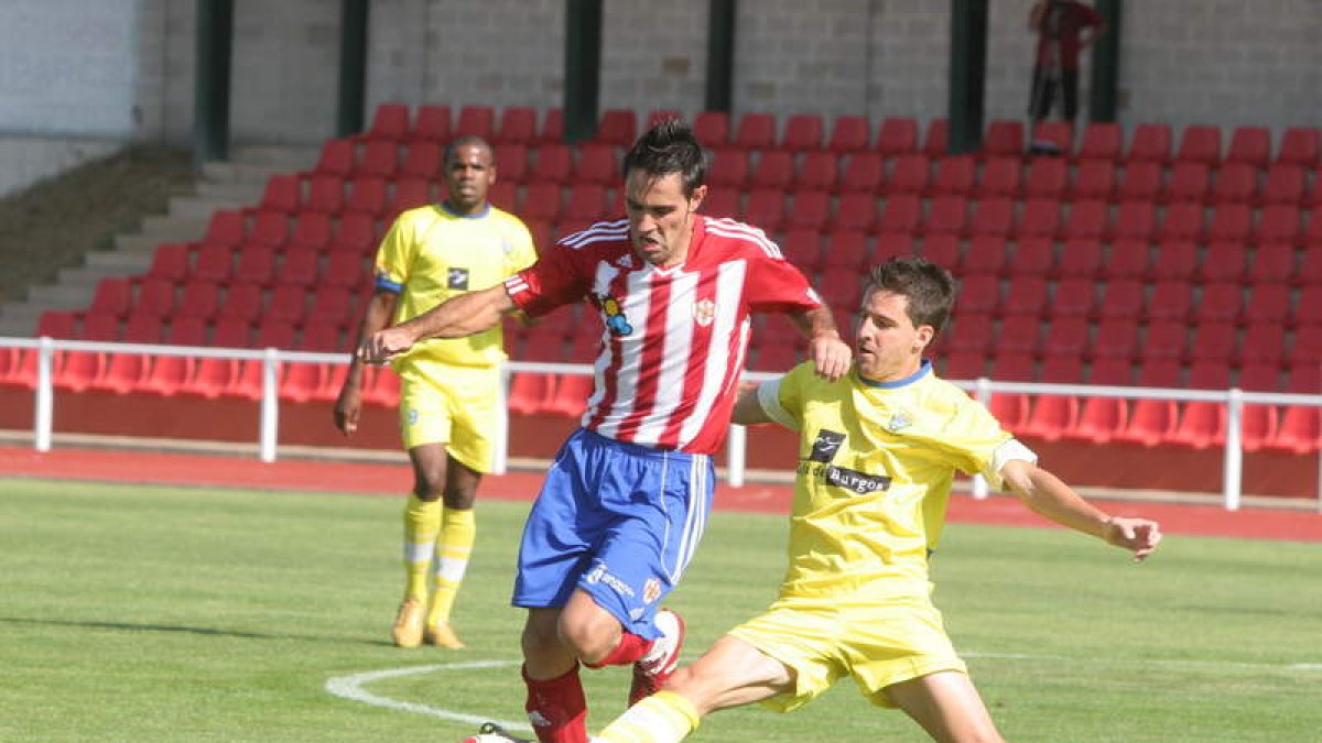 Un solitario gol de Puente da tres puntos de oro al conjunto rojiblanco ante el Aguilar.