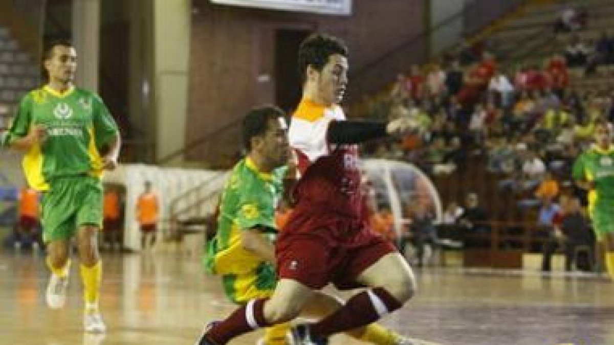 Carlos Corvo regresa a la cancha del Palacio de Deportes de León pero esta vez para enfrentarse al e