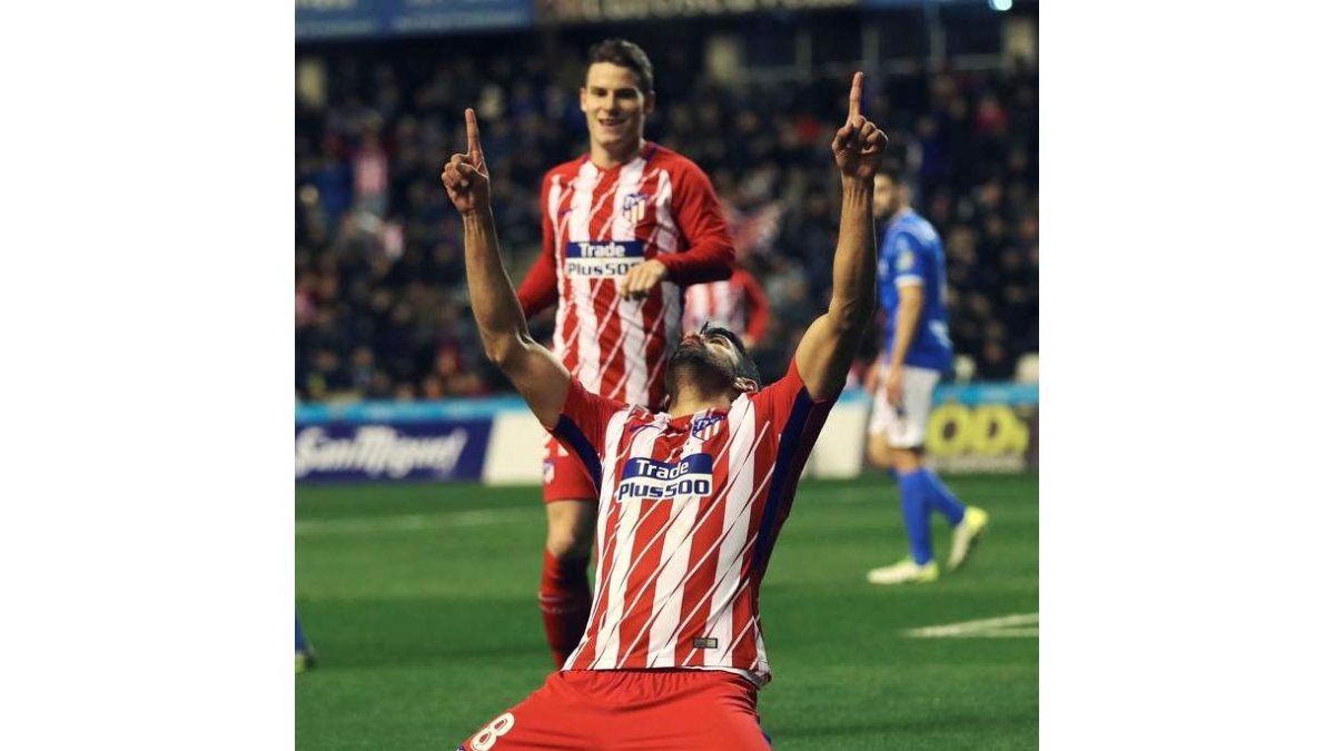 El delantero del Atlético Diego Costa celebra tras marcar ante el Lleida. ALEJANDRO GARCÍA