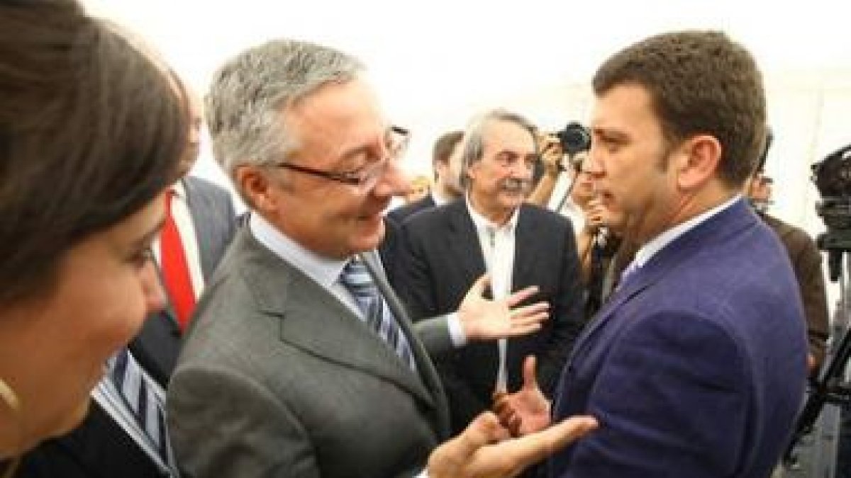 Blanco con Riesco y Canedo en su última visita oficial al Bierzo para reabrir la A-6 en Trabadelo.