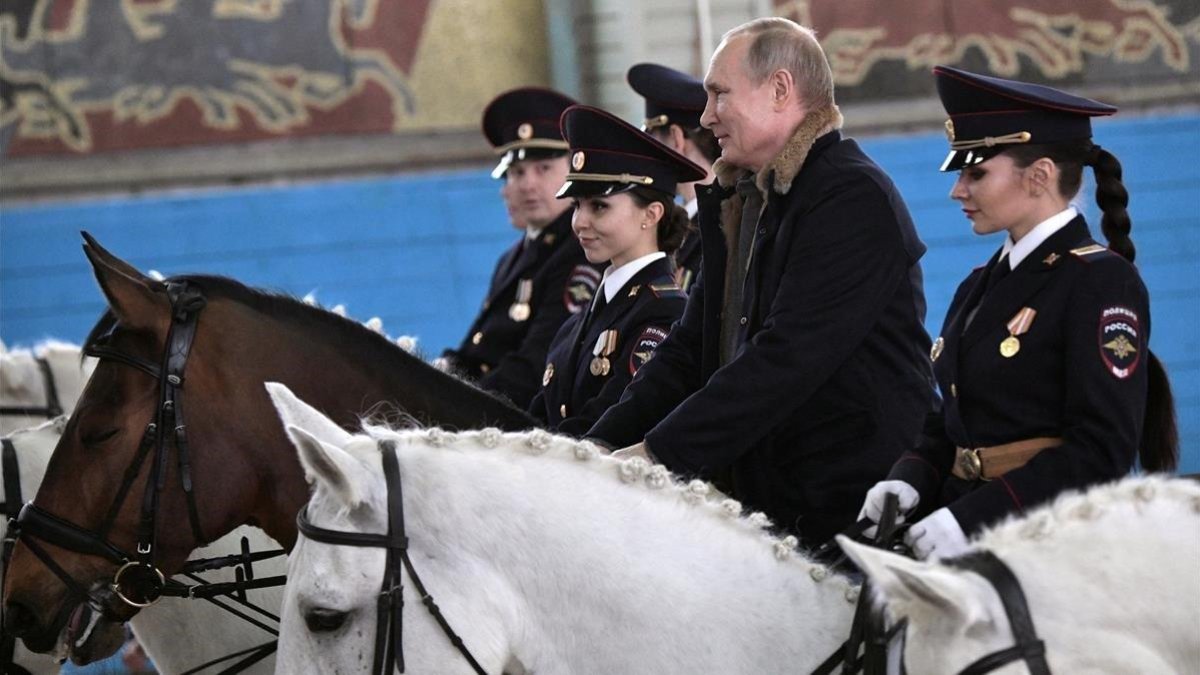 El presidente de Rusia, Vladímir Putin, sobre un caballo junto a agentes de policía de la unidad montada de Moscú, el 7 de marzo del 2019.
