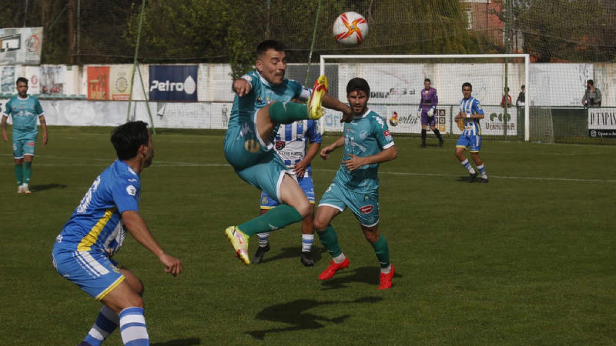 Diego Peláez remata de forma acrobática. FERNANDO OTERO
