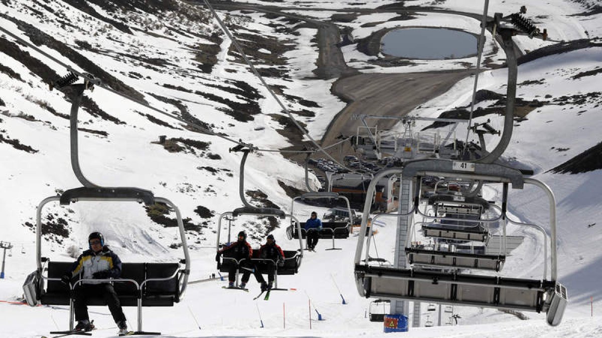 La estación invernal de San Isidro se cerró con entre 50 y 250 centímetros de nieve primavera. MARCIANO PÉREZ