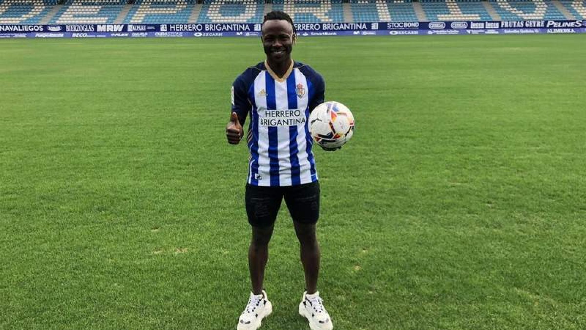 Moussa Sidibé con la camiseta de la Deportiva que vestirá la temporada 2020-2021 tras su fichaje por el club blanquiazul. L. DE MATA