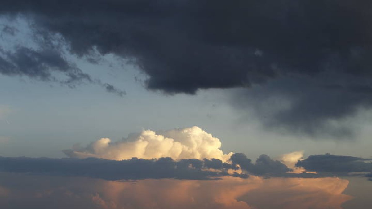 Imagen de un cielo de León. JESÚS F. SALVADORES