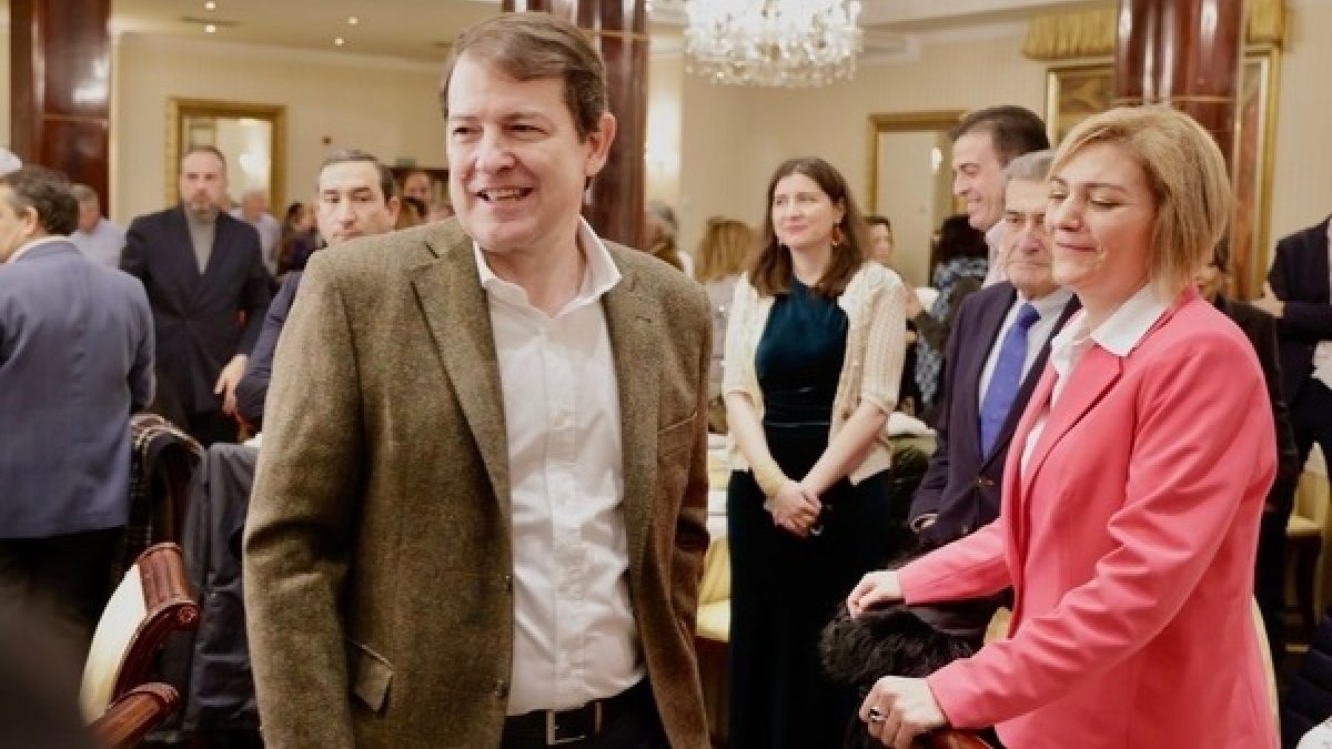 El presidente del Partido Popular de Castilla y León, Alfonso Fernández Mañueco, participa en la tradicional comida navideña del PP de Salamanca, junto al presidente del PP provincial, Carlos García Carbayo. DAVID ARRANZ