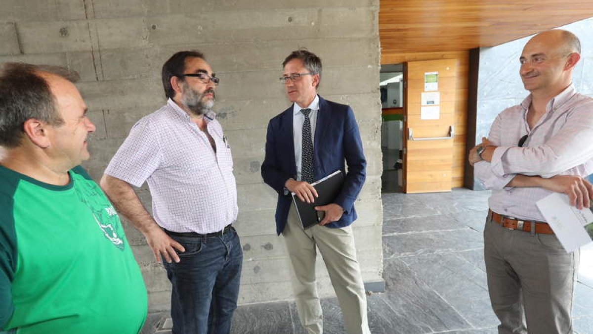 El director general del patrimonio (con chaqueta) ayer con técnicos del plan de movilidad. L. DE LA MATA