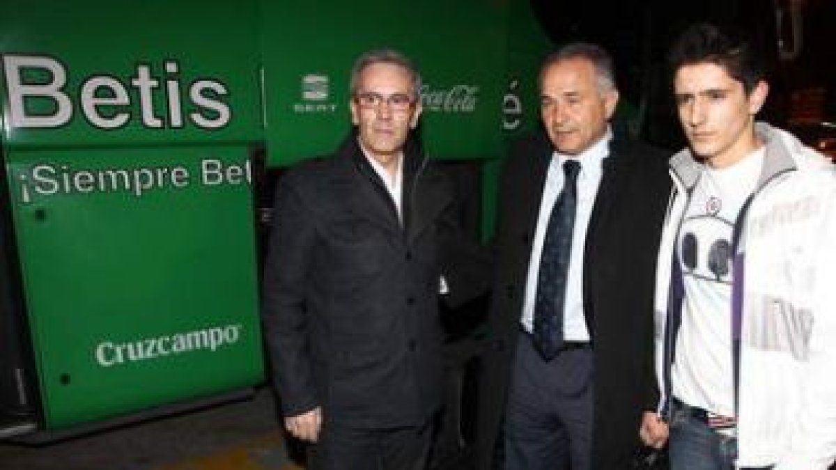 El presidente Rafael Gordillo fue el más solicitado en la llegada de su equipo a Ponferrada.