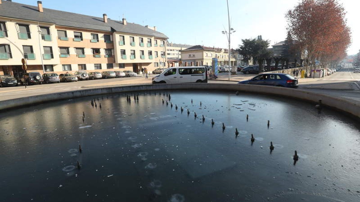 Hielo en una fuente de Ponferrada.
