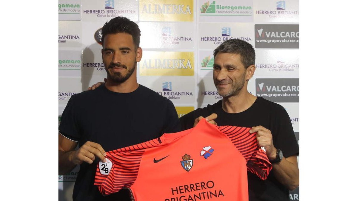 Gazzaniga llega a la Deportiva con el objetivo claro de pelear por el ascenso a Segunda. ANA F. BARREDO