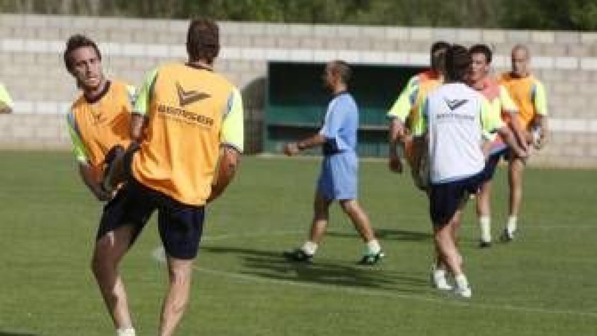 Chema Mato (al fondo), uno de los nuevos, ya entrena con la Cultural