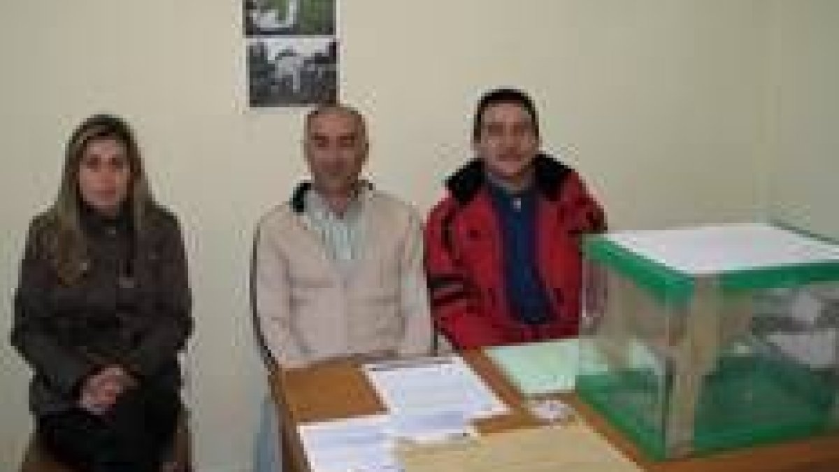 Los miembros de la mesa esperaron pacientes que llegase el voto