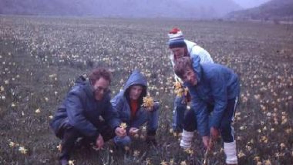 Jesús y sus hermanos Kike y Julián, con su padre y su madre en dos jornadas de montaña.
