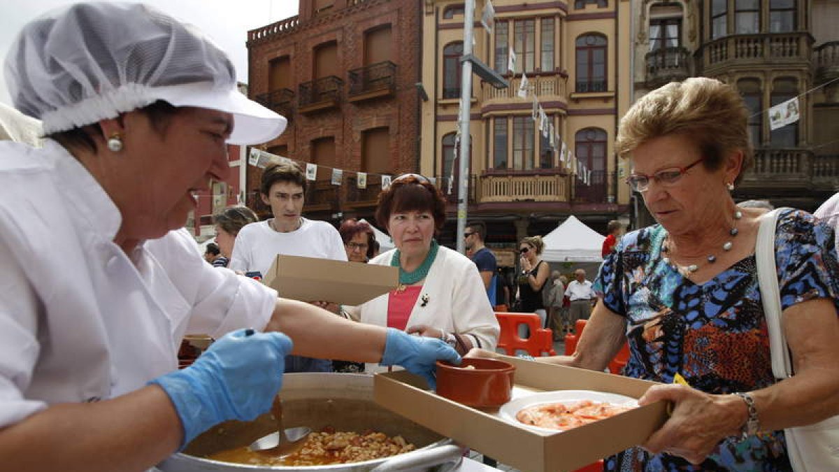 Uno de los momentos importantes de esta feria llegará el domingo con el tradicional reparto de alubias, un acto en el que se esperan vender 6.000 raciones.