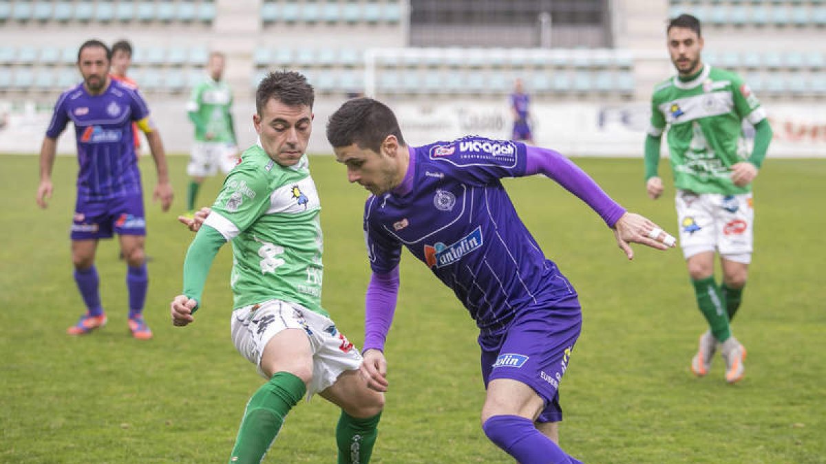 Diego, a la izquierda, trata de cortar el avance de un jugador palentino. SARA MUNIOSGUREN