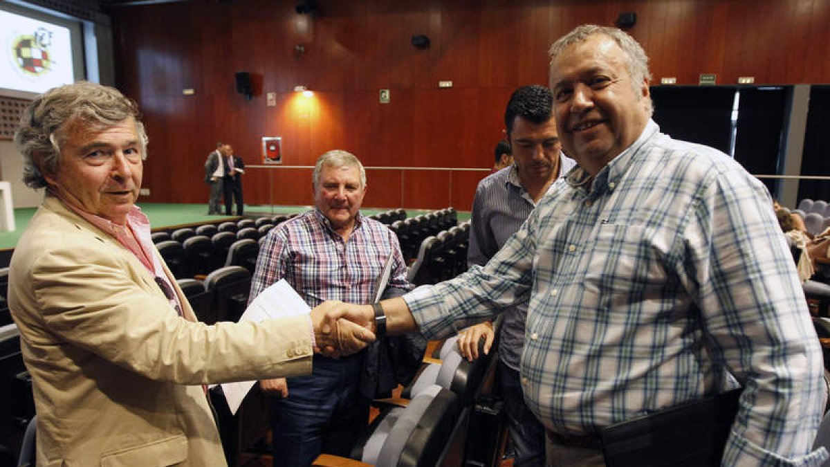Segundo Martínez, a la derecha con Cembranos detrás, tras el sorteo por el ascenso a Segunda B.