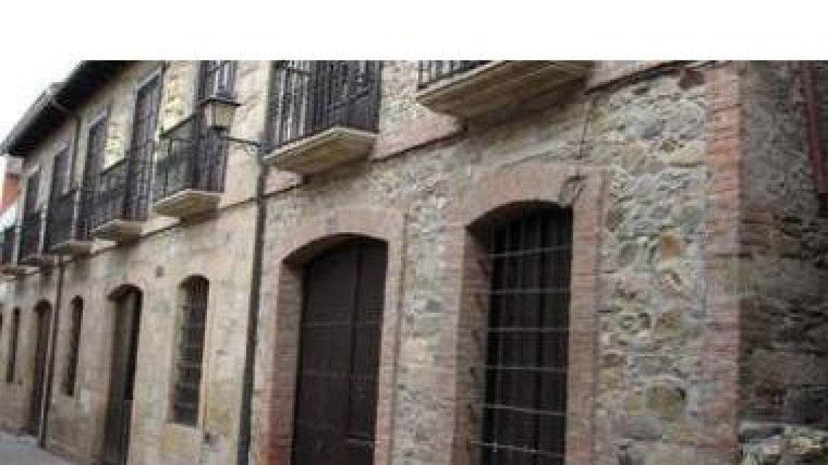 La casona señorial de Cacabelos en la que tiene su sede Martín Códax se ha quedado ya pequeña para l