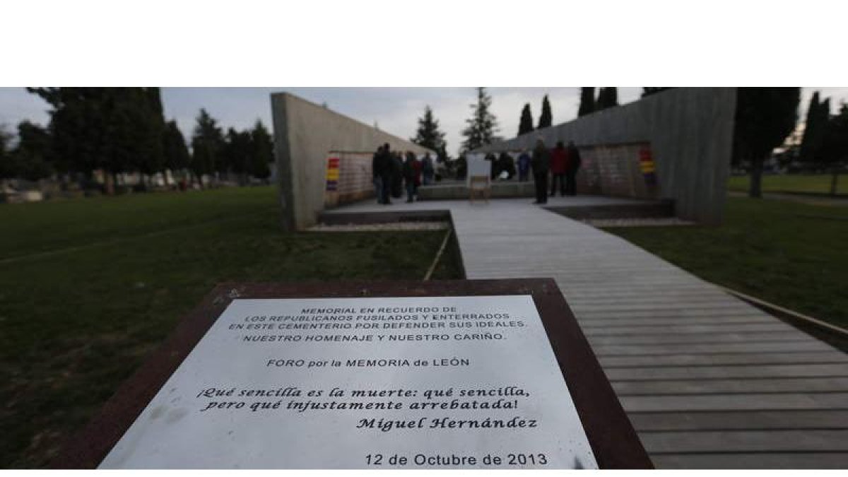 Placa de homenaje en el cementerio de León a fusilados en la Guerra Civil. JESÚS F. SALVADORES