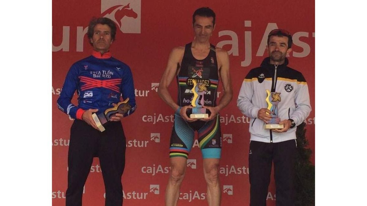 Fernández Valladares en el centro con Ricardo a la izquierda.
