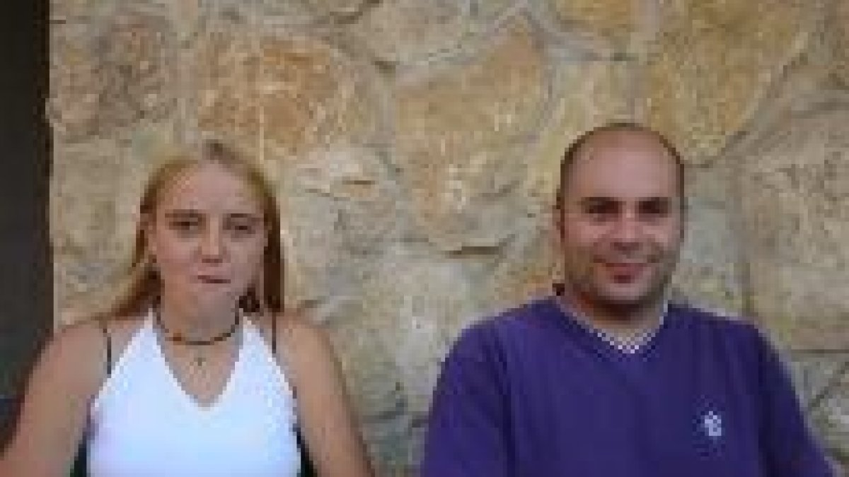 En la imagen, los dos jóvenes que encontraron los tres cráneos dentro de una bolsa