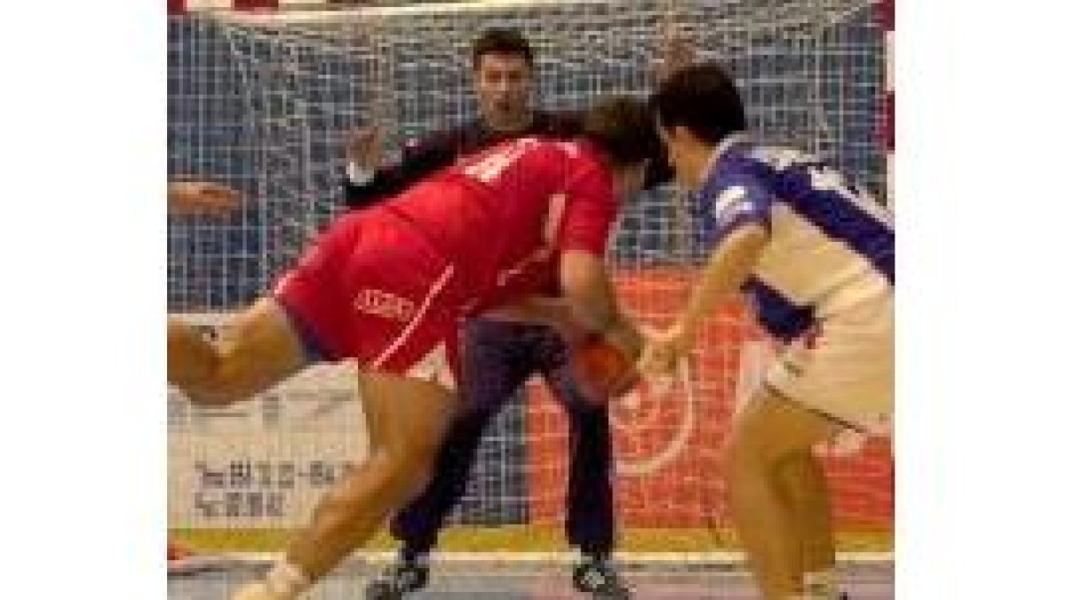 Jorge Martínez trata de parar un balón a Héctor en el Alcobendas-Ademar