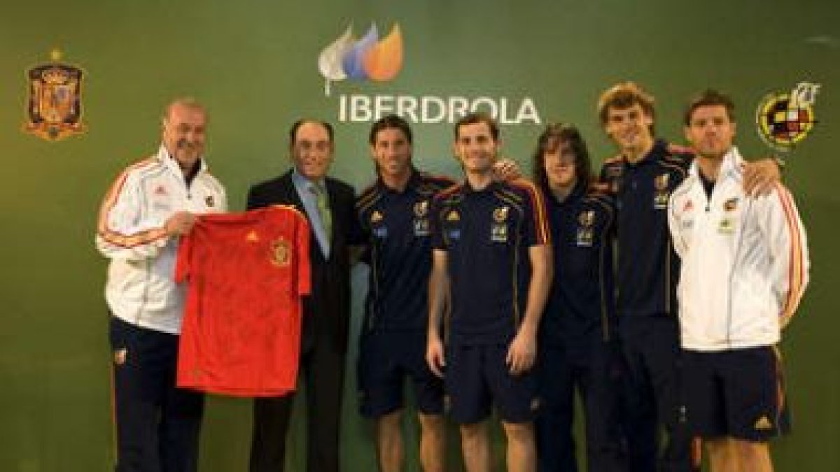 Ignacio Galán, segundo por la izquierda, junto a Del Bosque, Ramos, Casillas, Puyol, Llorente y Xabi
