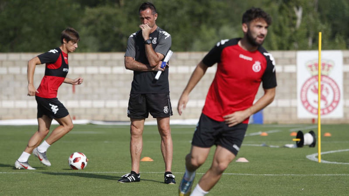 José Manuel Aira solo piensa en seguir mejorando y sumar una nueva victoria mañana frente al Barakaldo. JESÚS F. SALVADORES