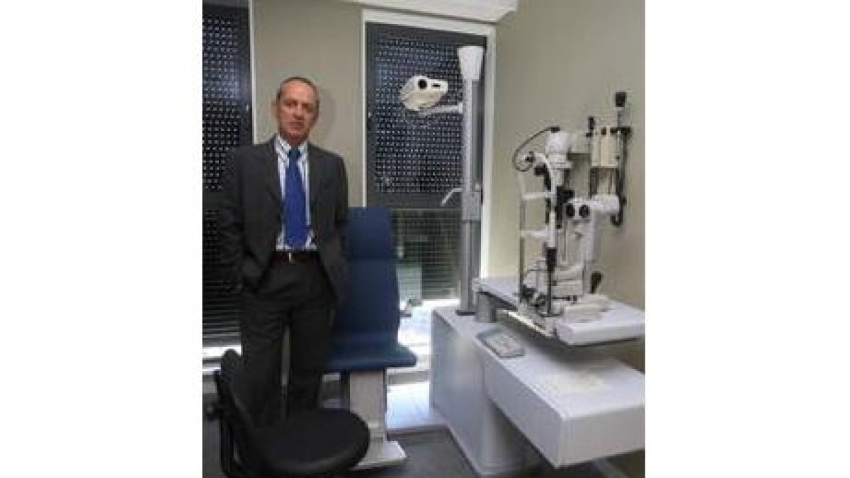 Manuel Franco, en el servicio de Oftalmología de León.