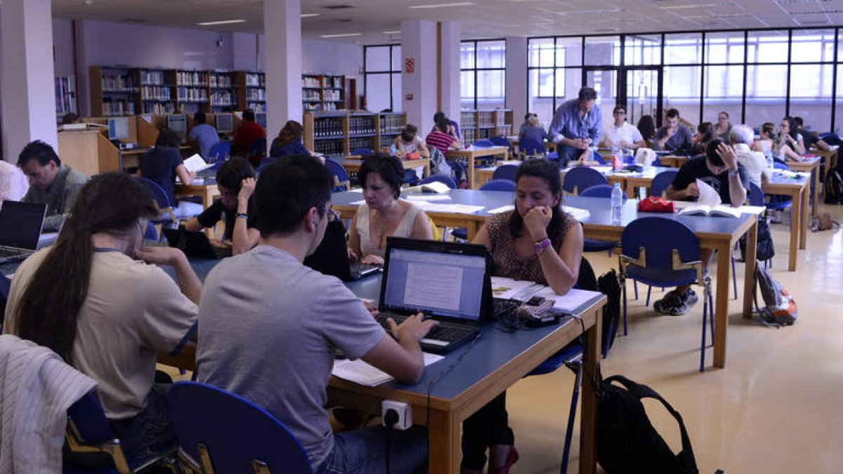Los estudiantes llenan las salas de las bibliotecas con los apuntes que en breve tendrán que escribir en sus exámenes.