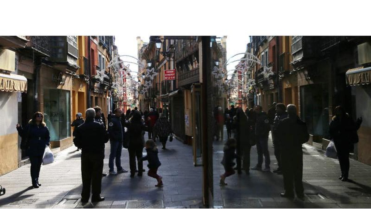La decoración navideña, ayer en una de las calles del centro de la ciudad, intenta animar el ambiente festivo y el consumo.