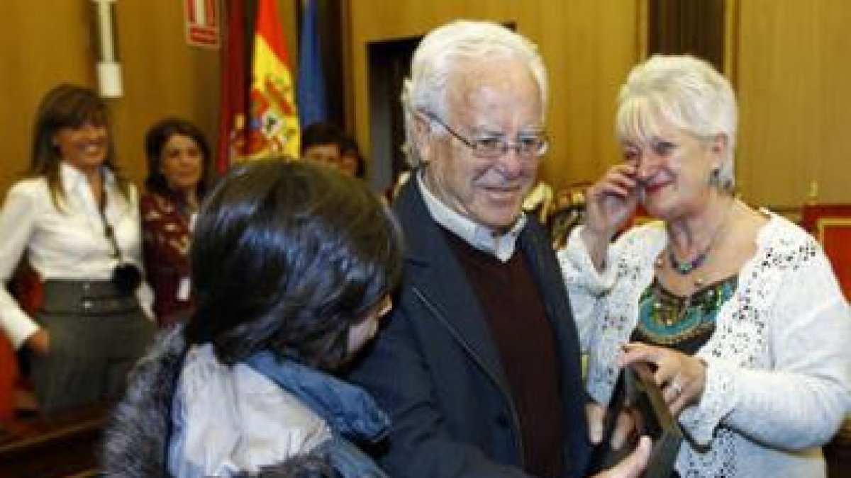 Diego, sobrino de Calleja, junto a los padres del aventurero leonés, Julián y María Jesús.
