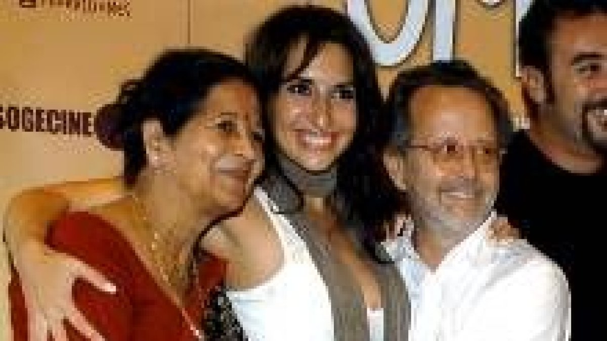 El cineasta (segundo dcha), junto a Javier Cifrián, Nur Al Levi (segunda izda) y Lalita Ahmed
