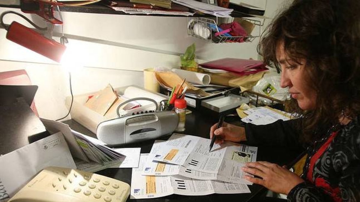 Una mujer consulta la factura de la luz.