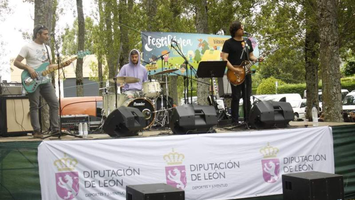 El grupo de rock ‘Punch out’ abrió los conciertos musicales de Festilánea. CAMPOS