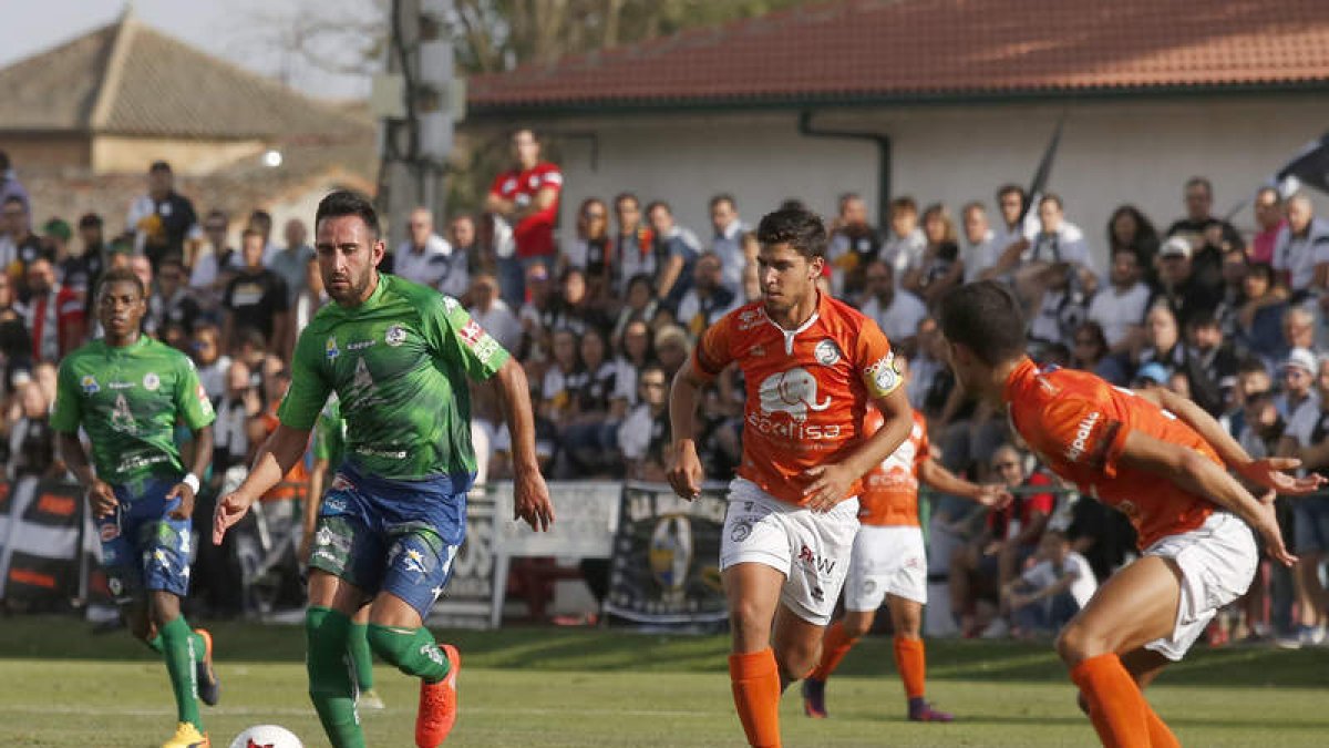 Roberto Puente abrió el camino de la victoria maragata frente a los salmantinos. F. OTERO PERANDONES