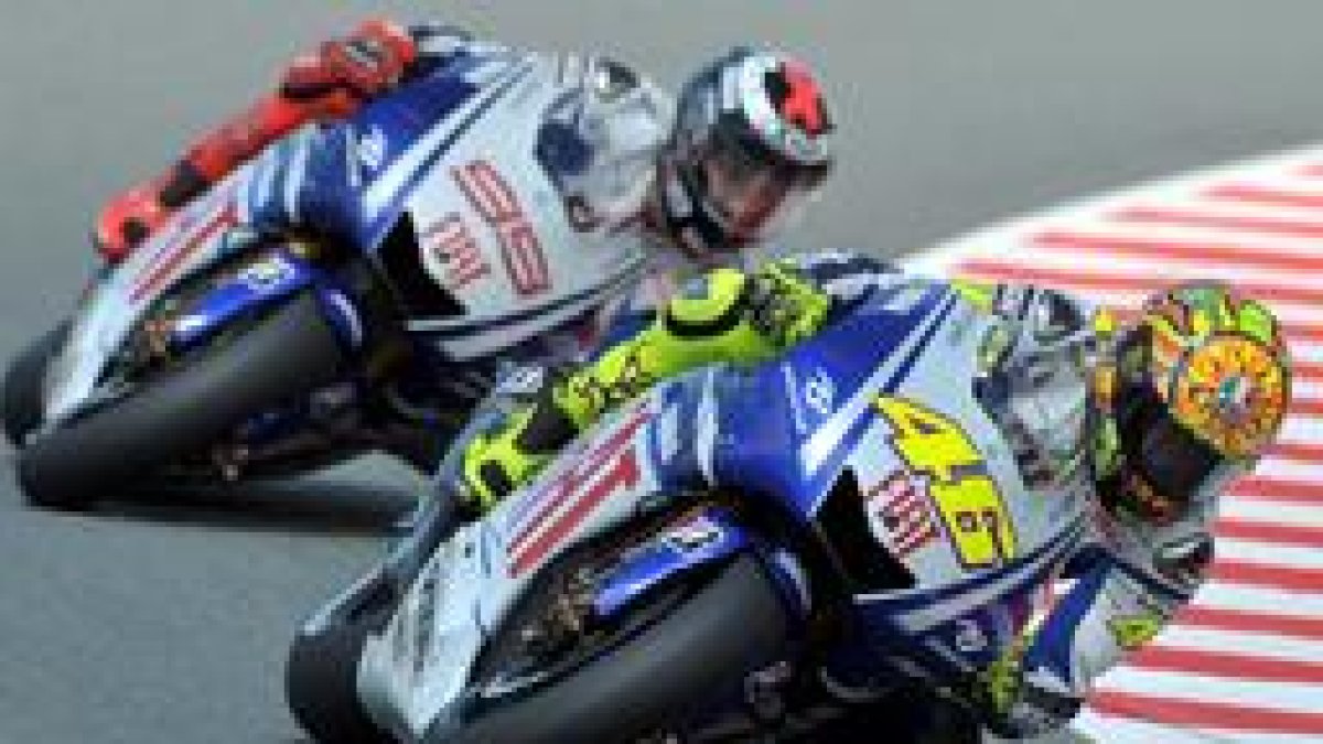 El italiano Valentino Rossi en la carrera de ayer y soplándole en la nuca, Lorenzo . schmidt