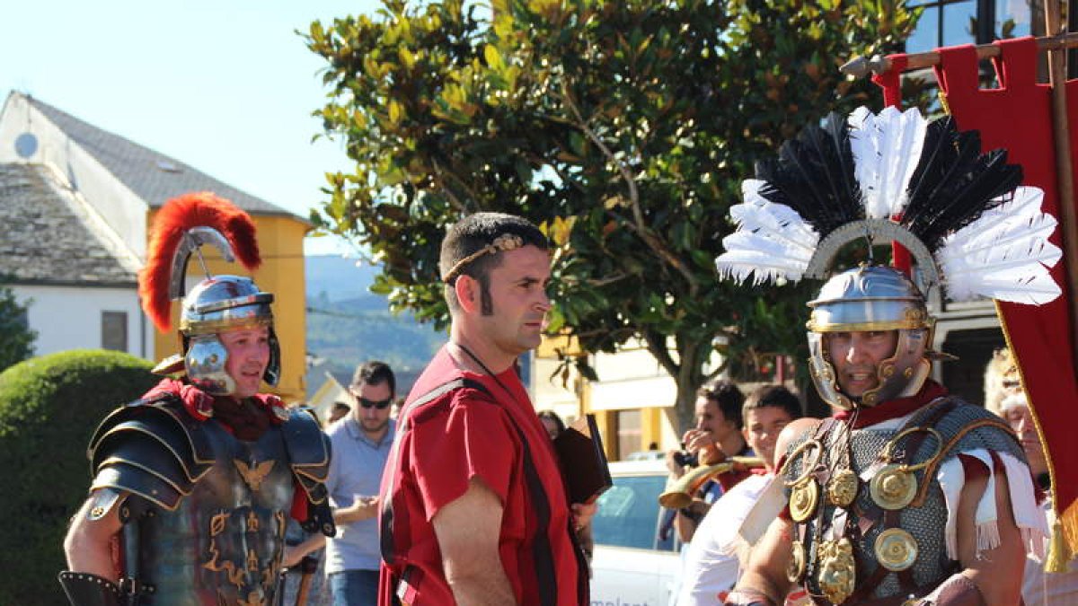 Miembros de Ludus Bergidum vestidos como legionarios romanos en una fiesta anterior.