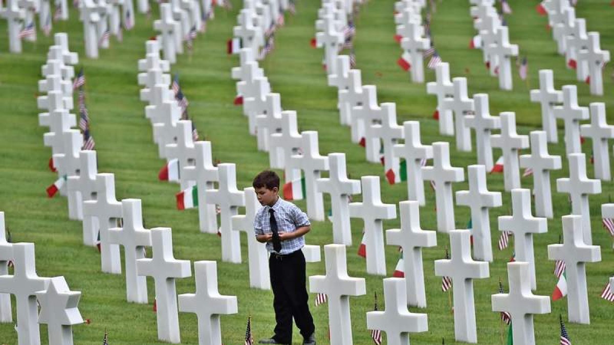 Un niño camina junto a varias tumbas en el hermoso cementerio militar americano en Falciani. MAURICIO DE L’INNOCENTTI