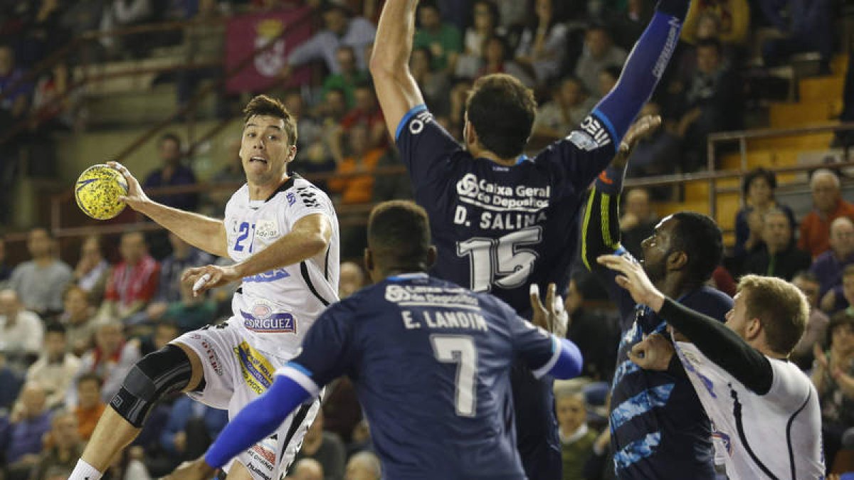 Mikel Aguirrezabalaga, de frente, durante el partido entre el Ademar y el Oporto.