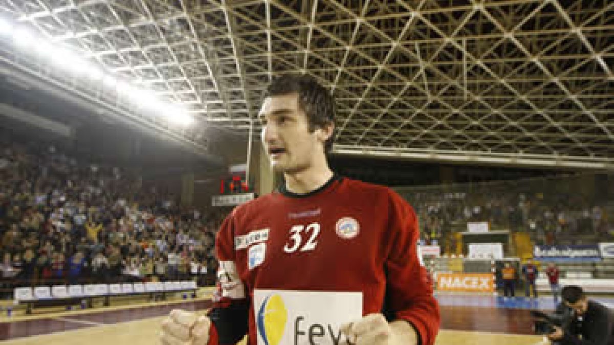 Mirko Alilovic en un partido con el Ademar.