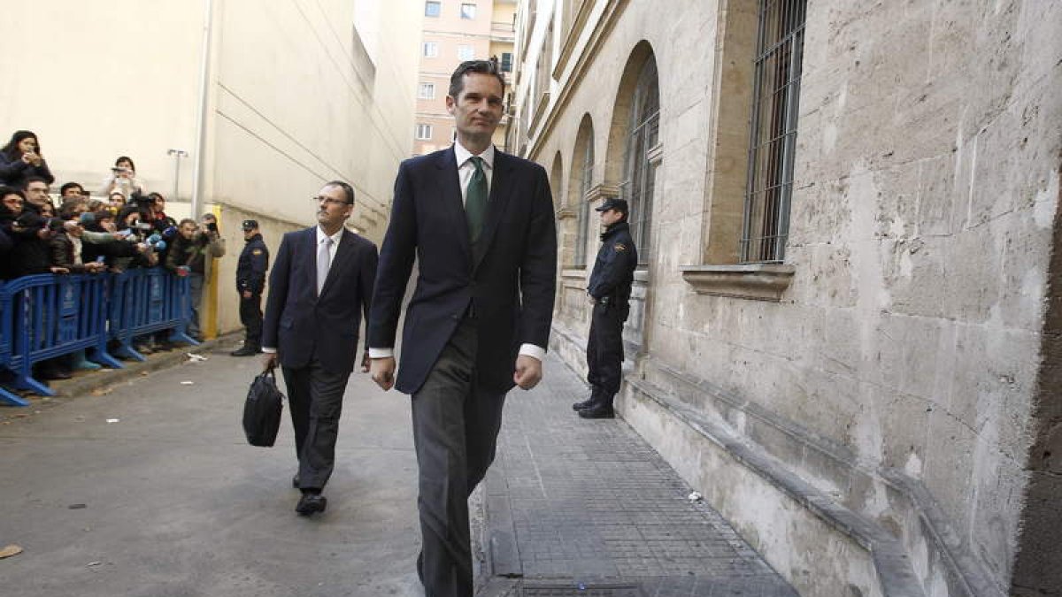 Urdangarín, acompañado de su abogado, pasa ante la prensa para entrar en el juzgado.