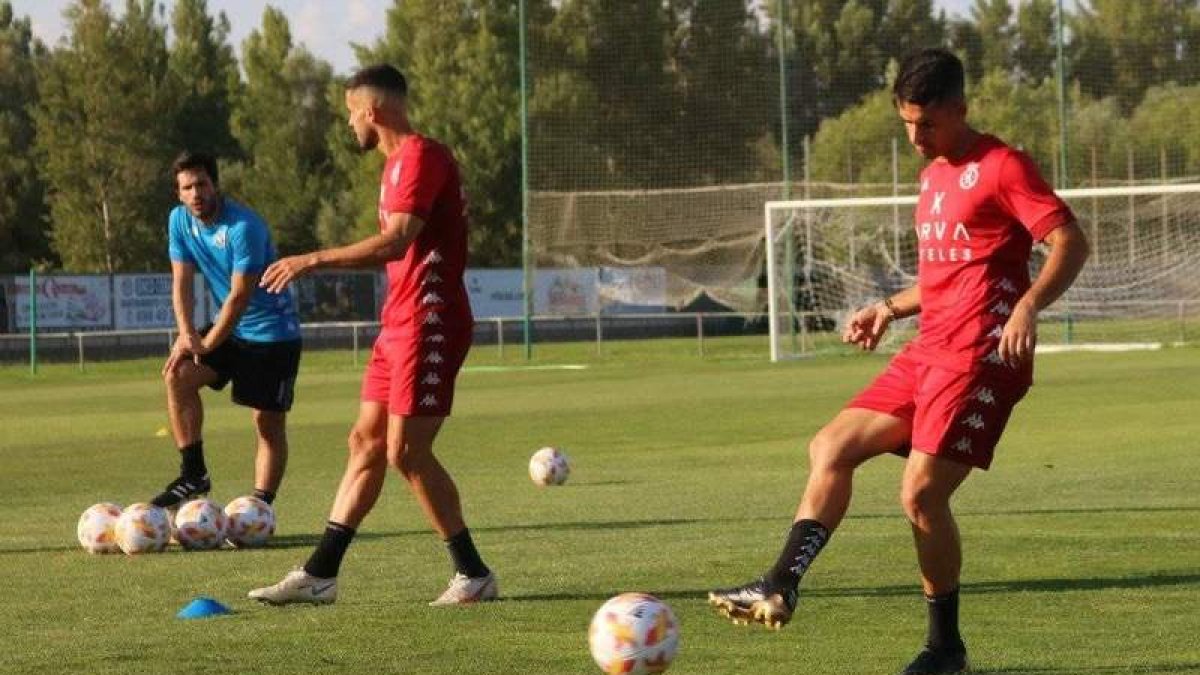 La Cultural se ejercitó ayer tras el partido jugado el miércoles en Logroño que acabó en derrota. CYDL