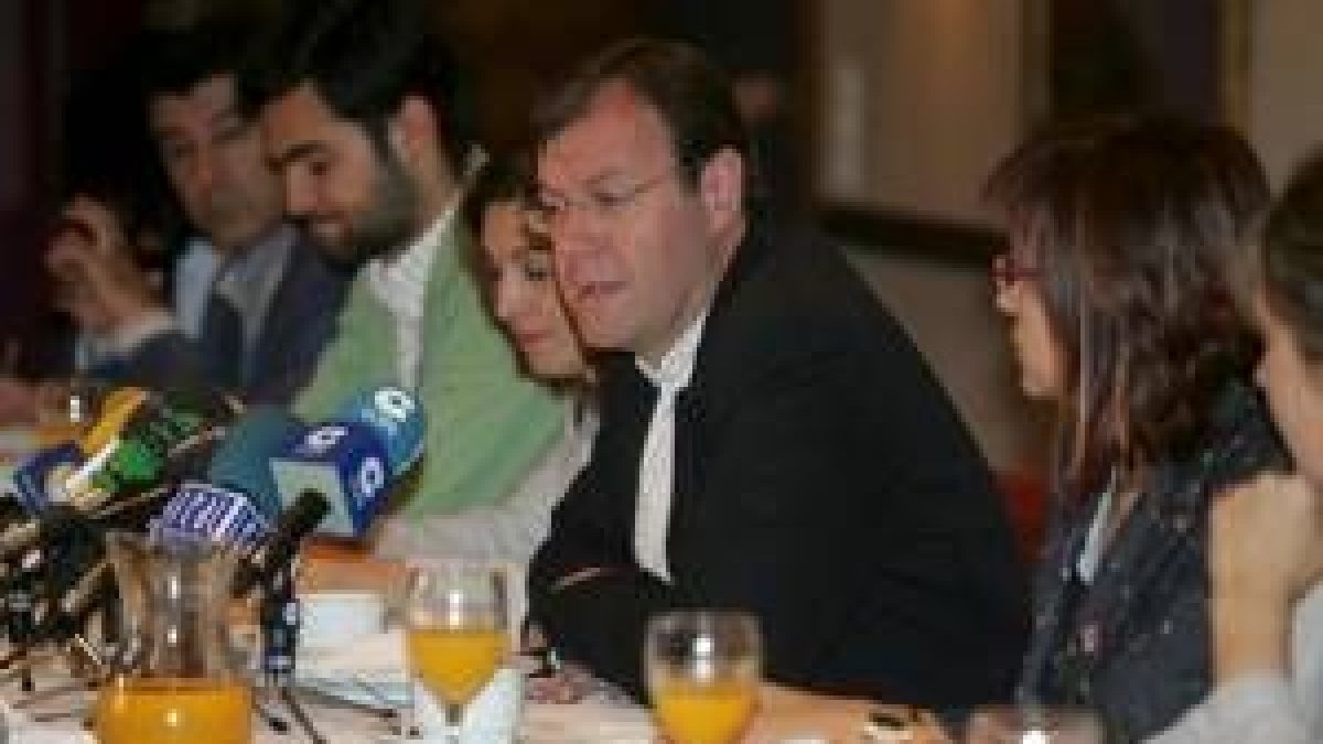 Silván compartió ayer desayuno con compañeros de lista y periodistas